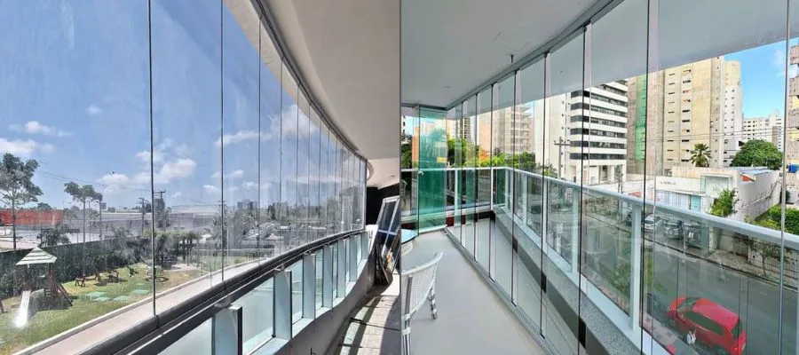 Cortina de vidro retrátil — Varanda gourmet • Bairro Petrópolis, executado pela Caxias do Sul Vidros